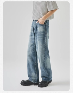 Vista dettagliata dei jeans larghi vintage americani azzurri con texture lavata e usurata