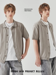 Cardigan polo da uomo in maglia taupe con maniche corte e colletto classico a bavero