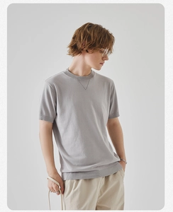 Dettaglio della t-shirt grigia in maglia slim fit con cucitura a V sul collo