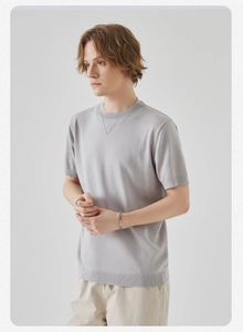 Dettaglio della maglietta in maglia slim fit che mostra il girocollo e la trama del tessuto