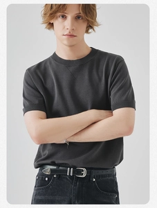 Dettaglio della maglietta in maglia grigio scuro slim fit con girocollo e costine