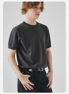 Dettaglio della t-shirt in maglia grigio scuro con girocollo e cuciture vintage