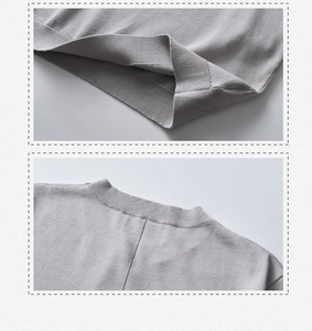 Dettaglio dell'orlo e del colletto a costine su una t-shirt grigia in maglia slim fit
