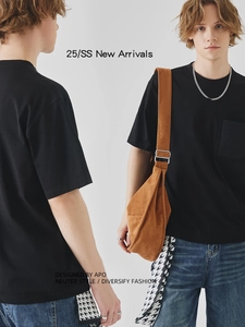 Men's relaxed black crew neck cotton T-shirt with chest pocket and minimalist urban style