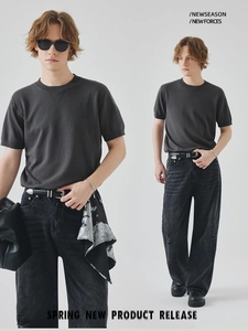 T-shirt uomo in maglia grigio scuro slim fit abbinata a jeans neri lavati per l'estate