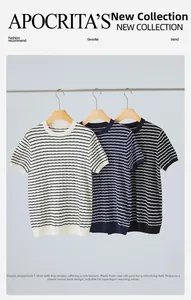 Detail van de gestreepte ijszijde gebreide stof en de ronde halslijn van het heren-T-shirt