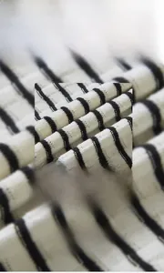 Detail van de zachte 12-gauge ijssisde gebreide stof met zwart-witte strepen voor heren