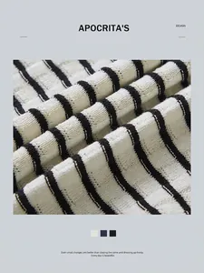 Detailopname van heren gebreid gestreept T-shirt met getextureerde stof in zwart en wit