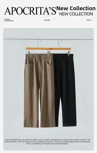 Dettaglio dei pantaloni dritti casual kaki e neri in tessuto leggero di alta qualità