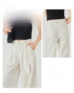 Dettaglio dei pantaloni a vita alta a gamba larga con cintura abbinata e tasca posteriore