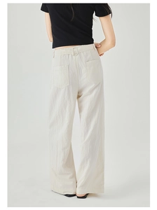 Dettaglio dei pantaloni larghi color crema in tessuto di lino traspirante dal retro