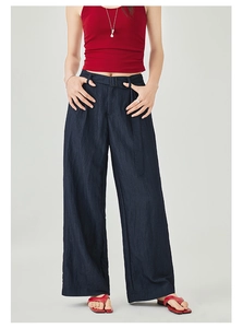 Vista intera di pantaloni a gamba larga a vita alta blu navy con cintura coordinata