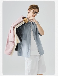 Dettaglio delle camicie estive leggere a maniche corte in quattro colori trendy da uomo