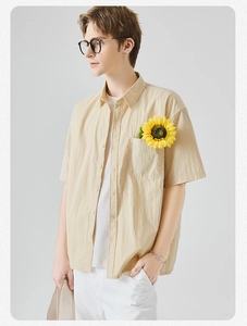 Dettaglio di camicia casual beige chiaro a maniche corte con taschino e trama naturale