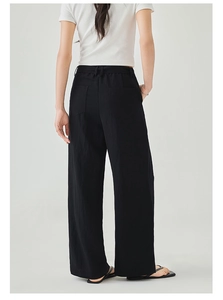 Vista posteriore dei pantaloni casual neri a gamba larga con tasche e vestibilità fluida