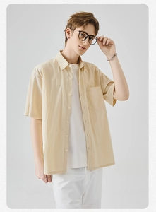 Dettaglio camicia beige chiaro a maniche corte con colletto a rever e taschino sul petto
