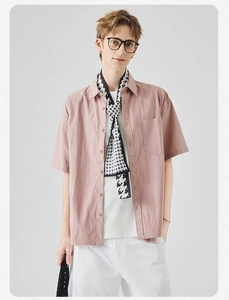 Dettaglio della camicia casual rosa da uomo con trama stropicciata naturale e tasca