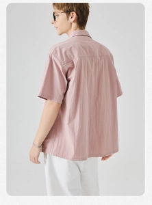 Dettaglio camicia rosa a maniche corte con cucitura posteriore e trama del tessuto