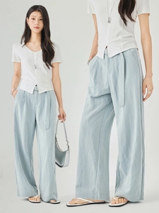 Pantaloni larghi azzurri da donna con cintura e top bianco con scollo a V