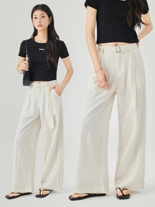 Pantaloni a gamba larga bianco sporco a vita alta con cintura coordinata per look estivo