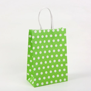 Sac cadeau en papier kraft vert à pois blancs avec poignées torsadées pour shopping