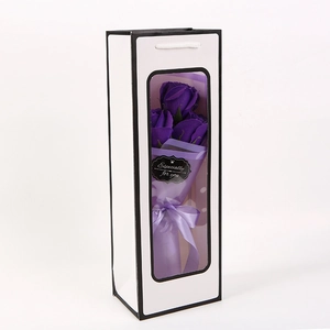 Detailansicht lila Rosen-Geschenkbox mit Sichtfenster und praktischem Tragegriff oben