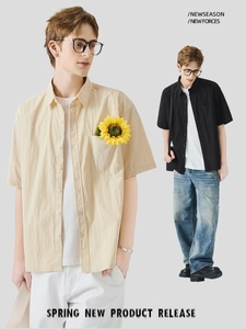 Camicia uomo a maniche corte minimalista con taschino sul petto, kaki e nero