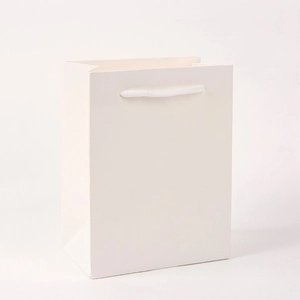 Bolsa de regalo minimalista de papel blanco con asas de cuerda de algodón a juego