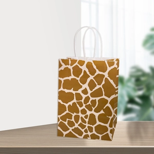 Vertikale Papiertüte aus Kraftpapier mit Giraffenmuster und weißen gedrehten Seilgriffen