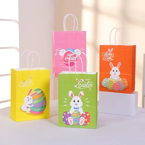 Dettaglio di quattro sacchetti regalo di Pasqua colorati con conigli e uova