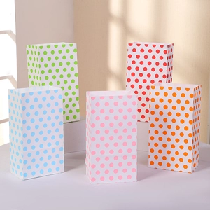Bolsas de regalo de papel con lunares de colores azul verde rosa rojo y naranja