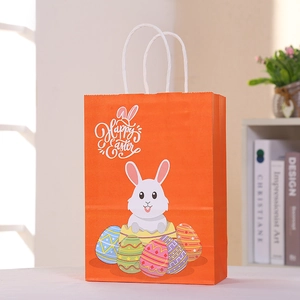 Dettaglio della borsa regalo arancione di Pasqua con coniglietto e uova colorate