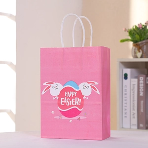 Dettaglio di un sacchetto regalo di Pasqua rosa con coniglietti e scritta Happy Easter