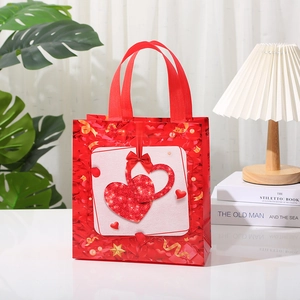 Sac cadeau élégant en non-tissé rouge avec motif de cœur et nœud pour la Saint-Valentin