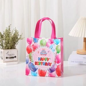 Detalle de bolsa de regalo de cumpleaños de tela no tejida con globos y pastel