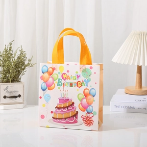 Bolsa de regalo de cumpleaños colorida en tela no tejida con diseño de pastel