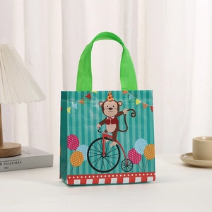 Détail du sac cadeau imperméable en non-tissé avec imprimé singe de cirque et anses