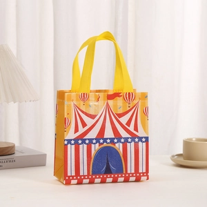 Détail du sac de cirque en intissé avec tente de cirque rouge et montgolfières imprimées