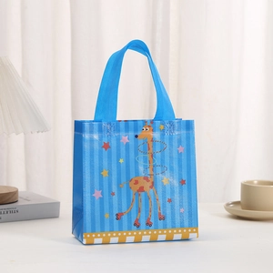 Détail d'un sac en tissu non tissé avec motif girafe et étoiles sur fond rayé bleu