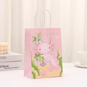 Rosa Kraftpapiertüte mit süßem Axolotl-Cartoon und weißem Kordelgriff für Geschenke
