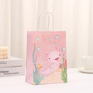 Detaillierte Ansicht der rosa Geschenkpapiertüte mit süßem Axolotl- und Meeresmuster