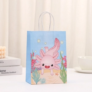 Detail der blauen Geschenktüte aus Papier mit rosa Axolotl und Meeresmotiven