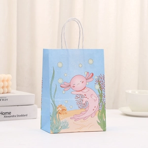 Geschenktüte aus Kraftpapier in Himmelblau mit rosa Axolotl-Motiv und weißen Griffen