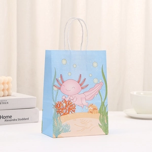Kraftpapier-Geschenktüte mit Axolotl-Motiv, blauer Meeresoptik und weißen Kordelgriffen