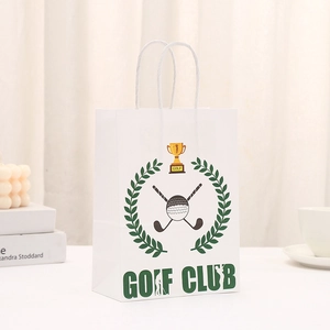 Detailansicht der weißen Golf-Geschenktüte mit Trophäendruck und Kordelgriffen aus Papier