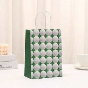 Grüne Kraftpapiertüte mit Golfball-Print und weißen gedrehten Seilgriffen im Detail
