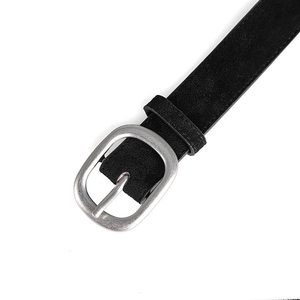 Dettaglio cintura in pelle scamosciata nera con fibbia ovale argento per jeans