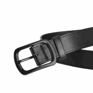 Dettaglio della cintura nera con fibbia opaca e cuciture di precisione sui bordi