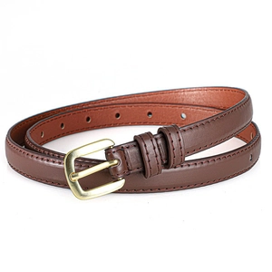 Detailaufnahme brauner Ledergürtel mit roter Naht und polierter goldener Dornschließe