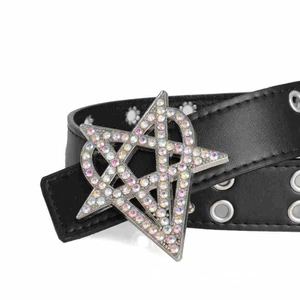 Détail de ceinture punk Y2K avec œillets métalliques et boucle étoile en strass